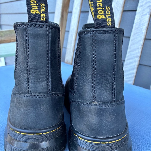 Dr. Martens Shoes - Dr. Martens Air wave with bouncy soles size 8